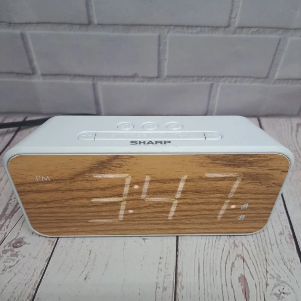 Sharp SPC736 LED 2 Alarms,  Bedroom Clock Wood Grain Face White~Tested Working